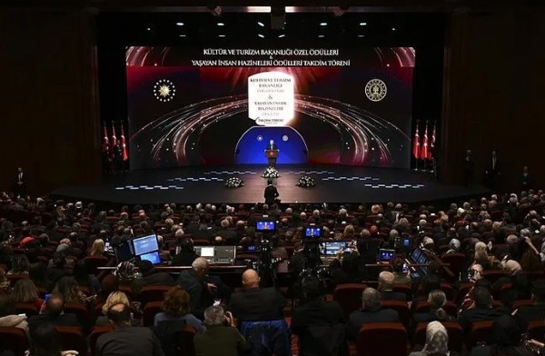Başkan Erdoğan: Tek tipleşmenin varacağı yer kültürel çölleşmedir